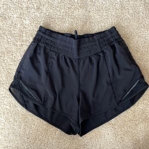 Lululemon Hotty hot 2.5” high waist shorts 4